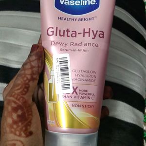 Vaseline Gluta Hya, Dewy Radiance.