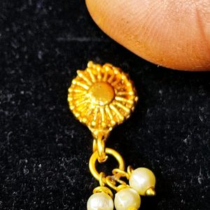 PEARL AND GOLD PRESSED NOSE PIN