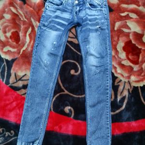 Girls Stylish Damage Jeans..