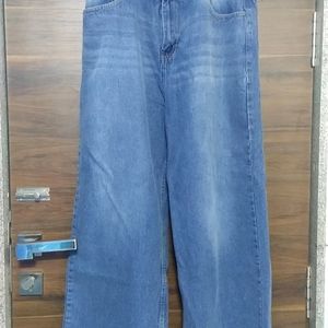 This Denim Mom Pant is from Max, 32 Inches Size With two pockets in front and two at back, It has belt loops, Zipper, one button, one sub pocket in front.