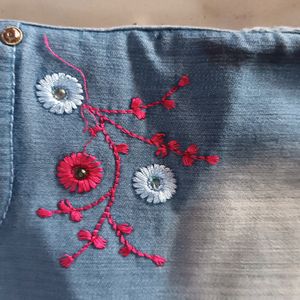 Shorts Denim With Flower Thread Work