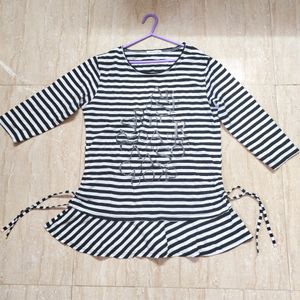 Ladies Top black And White Striped.