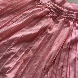 pleated skirt