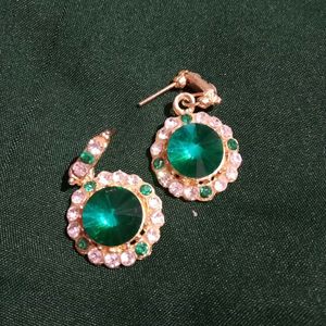 These are very beautiful green earrings