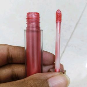 Light Pink Glossy Lipstick With Lip Liner