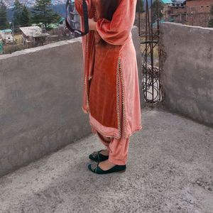 Velvet kurta set and dupatta.