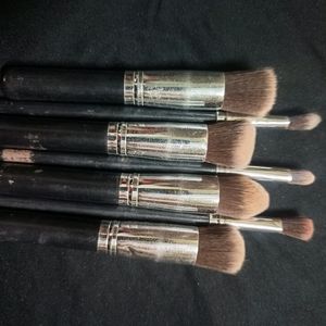 8 Makeup Brushes