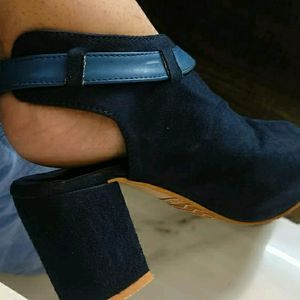 Ankle Heels Look very Stylish