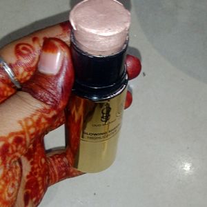 Oud Milano Glowing Sheen Highlighter With Blender