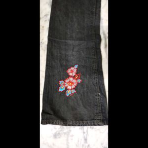 Black Colur Embroidery Jeans.