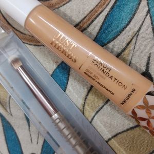 Eyeshadow Blending Brush + Foundation