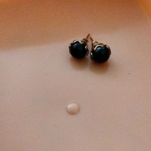 Set of 4 Earring Studs In Good Condition