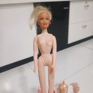 barbies With 8 Clothes N Shoes