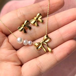 Bow Necklace