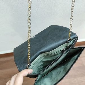 CLASSY SLING BAG