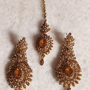 Earrings With a Maangtika