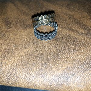 Matching Set Of 2 Artificial Rings Gold And Silver