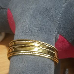 Gold colour metal bangle set