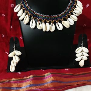 Shell necklace with earnings