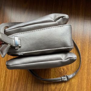 CAPRESE Sling Bag-multipocketed, Spacious 4 Women