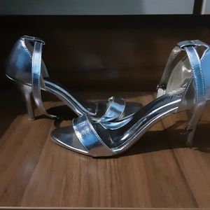Silver Heels 👠 Be Party Ready 🥳 🎉🤍