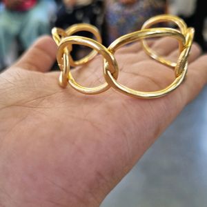 Stylish Gold Cuff for easy Accessory