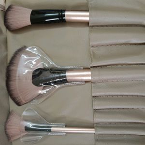 Pack Of 12 Makeup Brushes & 2 Beauty Blender.