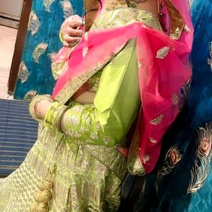 Parrot 🦜 colr  lahnga or pink clr dupatta