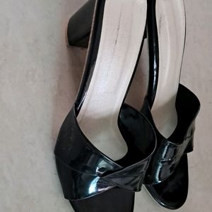 BLACK HEEL SANDAL... Size 9