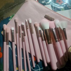 15 Piece Makeup Brushes Set With Pouch