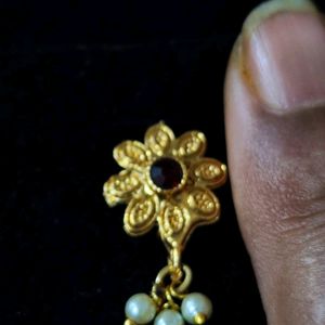 MAROON DIAMOND AND PEARLS PRESSED NOSE PIN