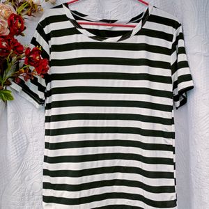 Strachible Black And White Striped Top