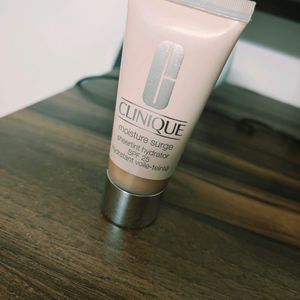 Clinique Moisture Surge Tinted Hydrator Spf 25