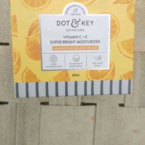 Dot Nd Key Super bright Vitamin C E Moisturizer