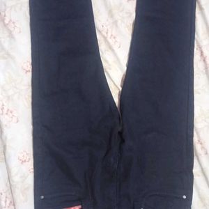 selling This New Brandes Jeans Due To Size Issue