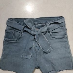 Cute Nodd Belt Shorts