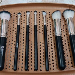 7 MAKEUP BRUSHES