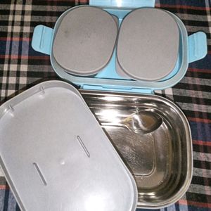 I am selling a Tiffin Box