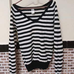 Black And White V-neck Full Sleeves Sweater