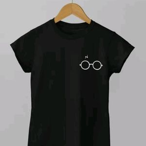 t-shirt in black colour