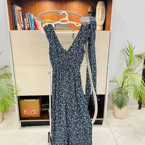 Beautiful strechable jumpsuit with belt