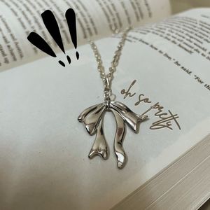 Bow Necklace