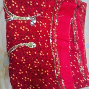 Woman Saree Color Green And Red क्रीम