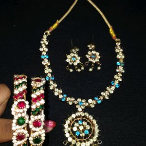 JEWELLERY SET WITH BANGLES