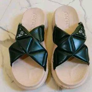 Relaxed Graceful Women Flipflops & Slippers