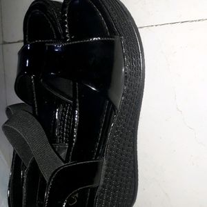 Flat sol heel sandal in black colour