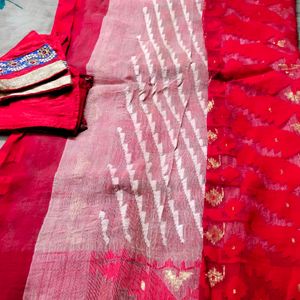Red And Cream Cotton Saree With Blouse.