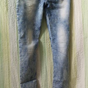 ICE BLUE RIPPED JEANS