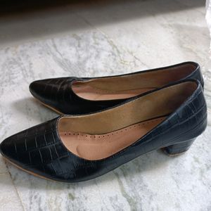 Elegant Black Leather Bellies For Women