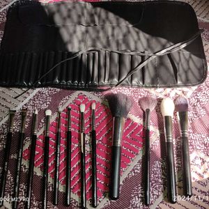 12 Face And Eyes Brushes With Storage Bag